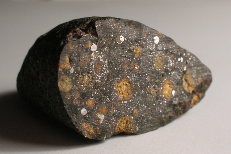 Meteoritas – tai uolienos gabalas, asteroido nuolauža, nukritusi ant Žemės, kurią mes galime pačiupinėti ir tirti.